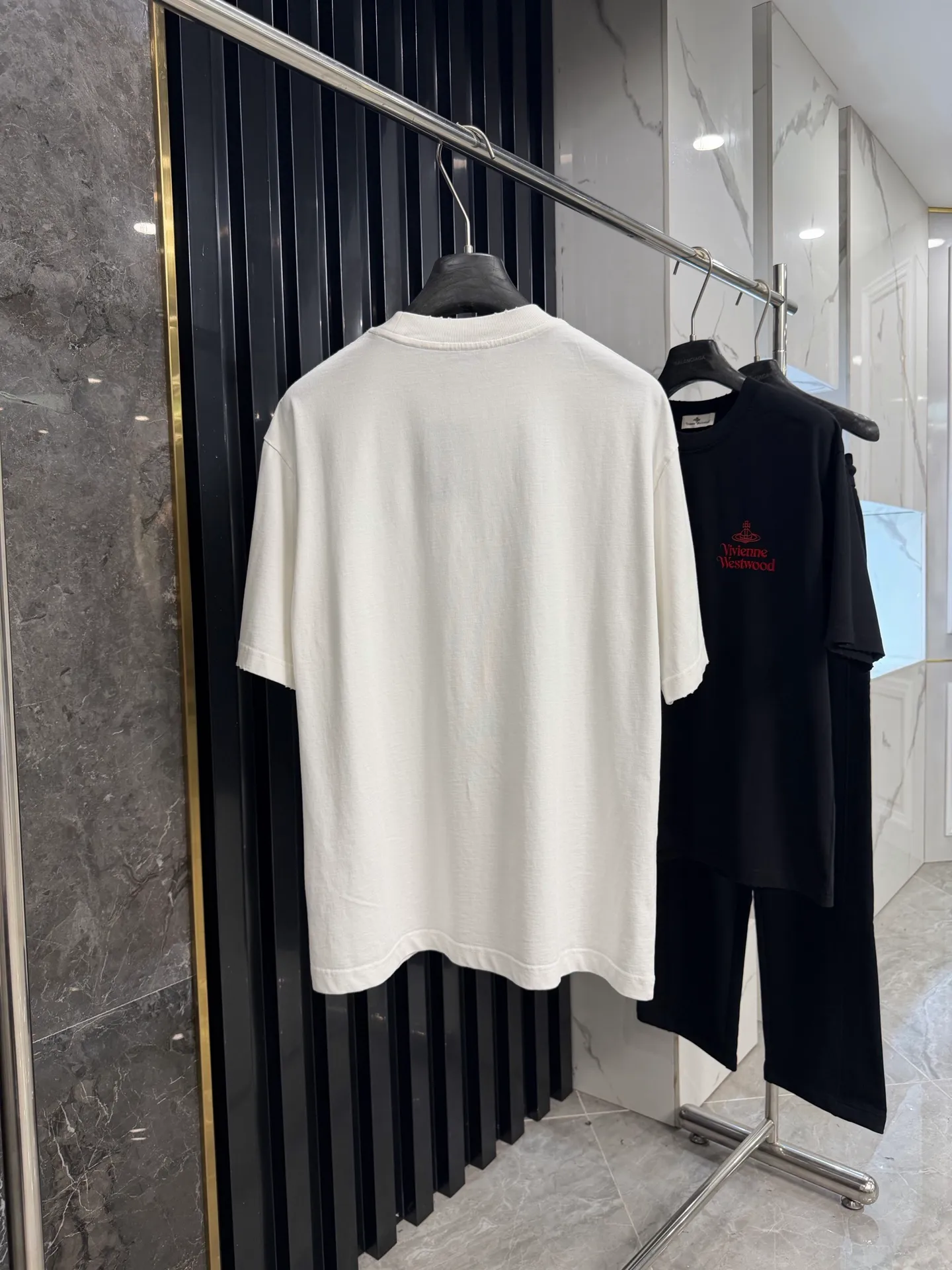 Vivienne Westwoo 2026 New Arrival. . g .Oversize . Same Style. Color：Black White SIZE：S M L XL 7081